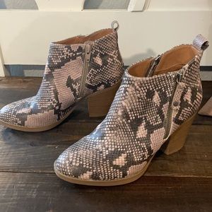 Universal Threads faux Snake Skin zip up boots booties size 6.5W